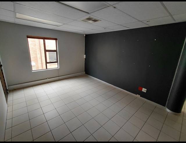 151M² OFFICE TO LET IN FOURWAYS